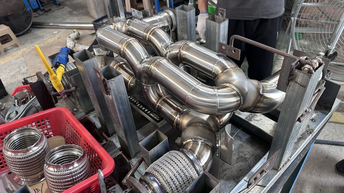 Header with valve openings located in the welding jig