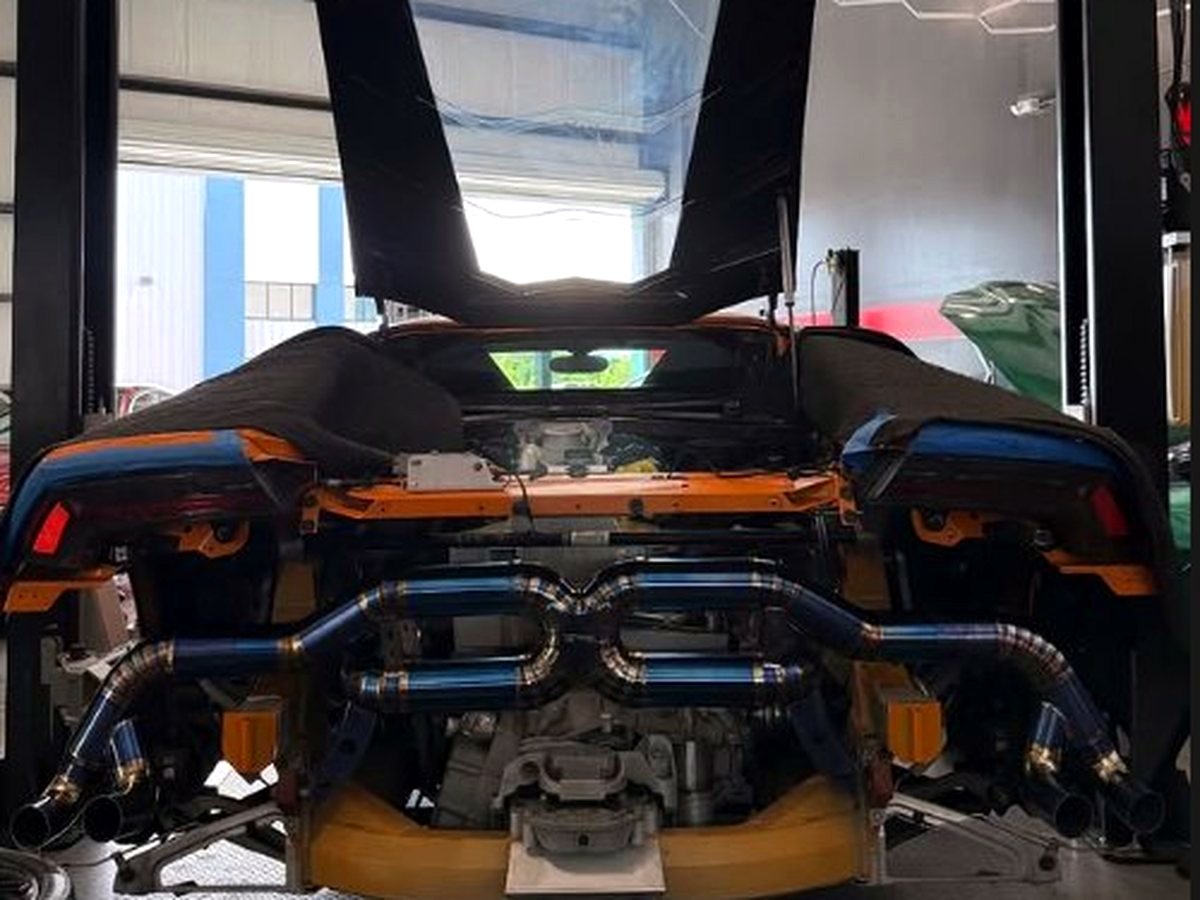 Lamborghini Huracan LP610-4 with OUCHI titanium straight mid-rear exhaust, blue tinted — customer installation