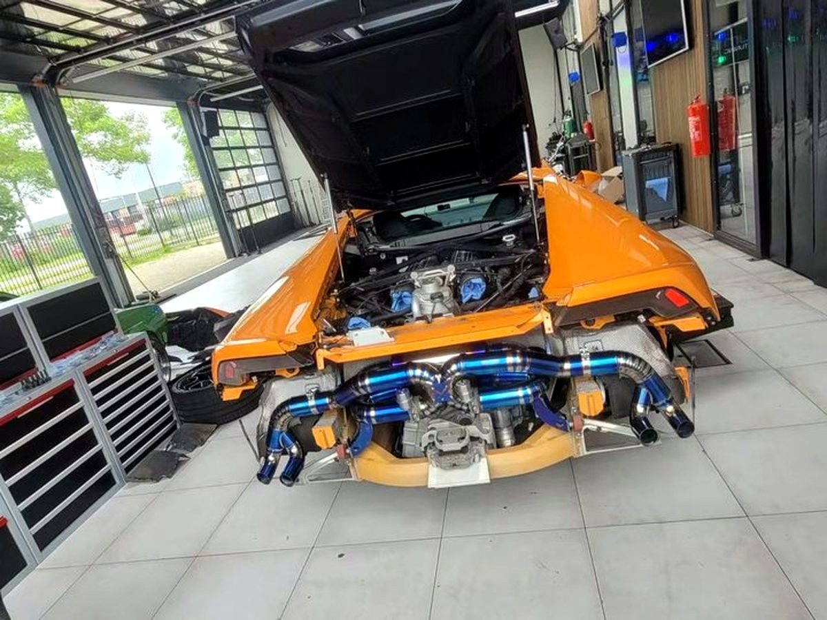 Lamborghini Huracan LP610-4 with OUCHI titanium exhaust, blue heat-tinted piping visible with rear clip off — customer installation