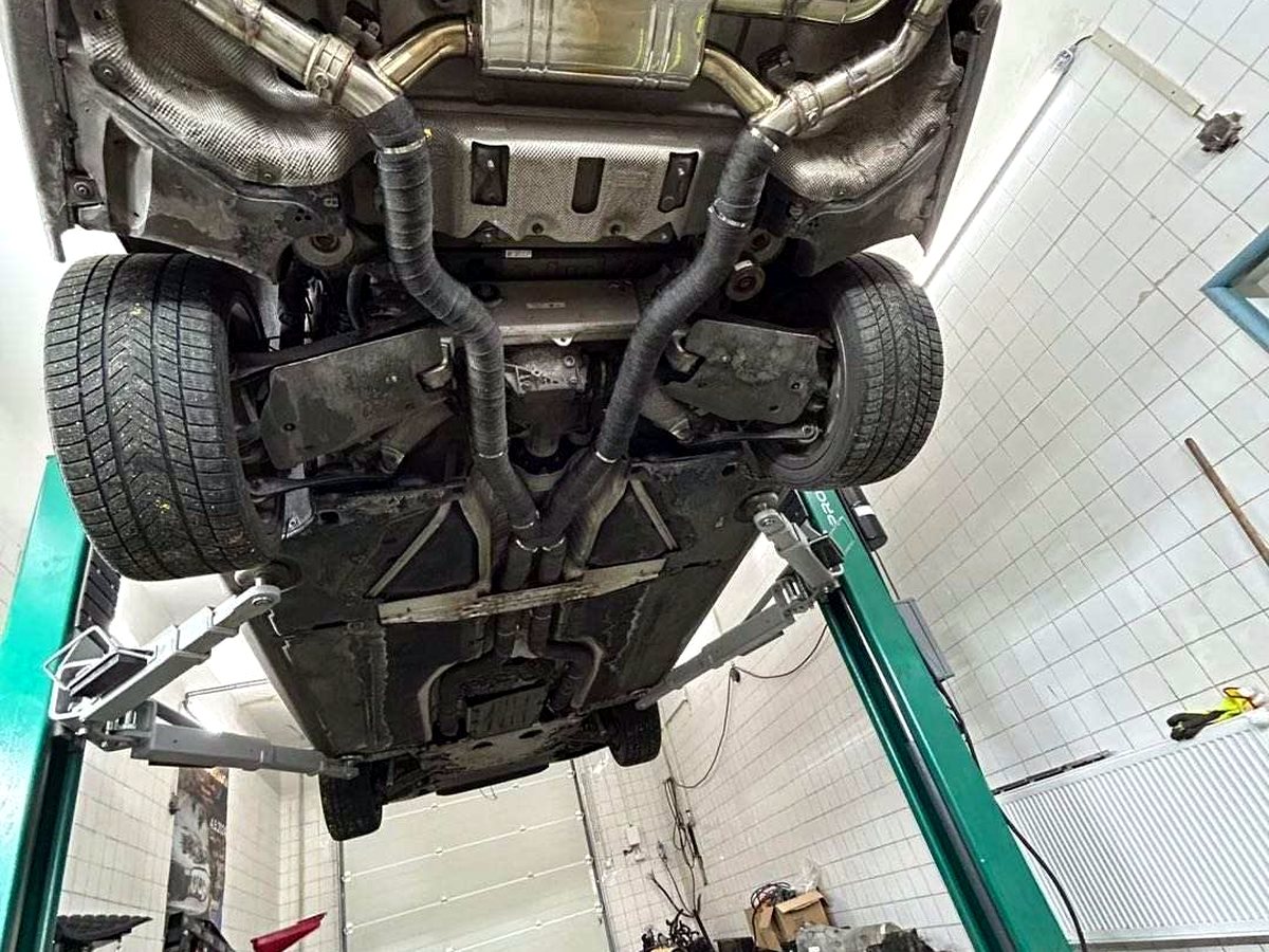 BMW M550i G30 4.4T underbody with OUCHI exhaust system — customer installation