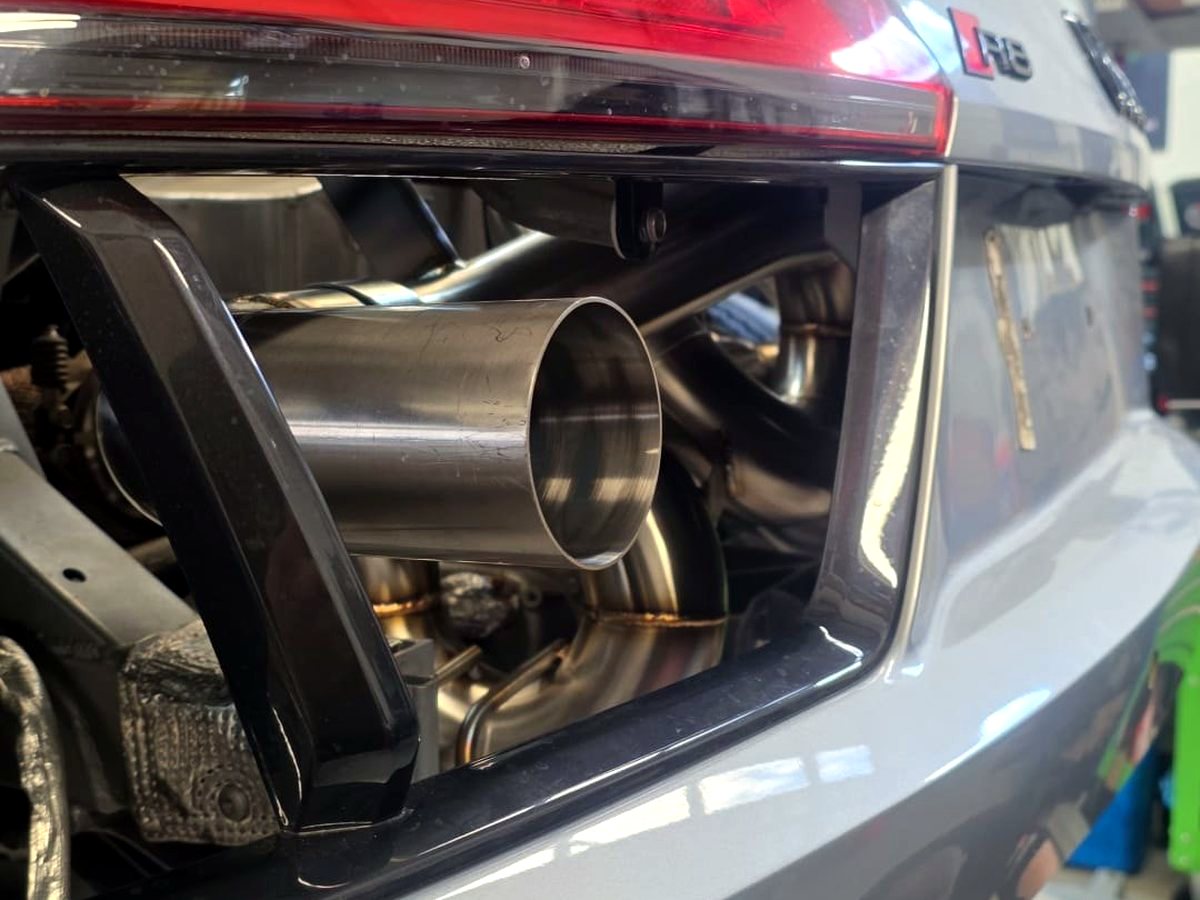 Audi R8 V10 custom outlet with OUCHI T304 stainless X-pipe exhaust — customer installation detail