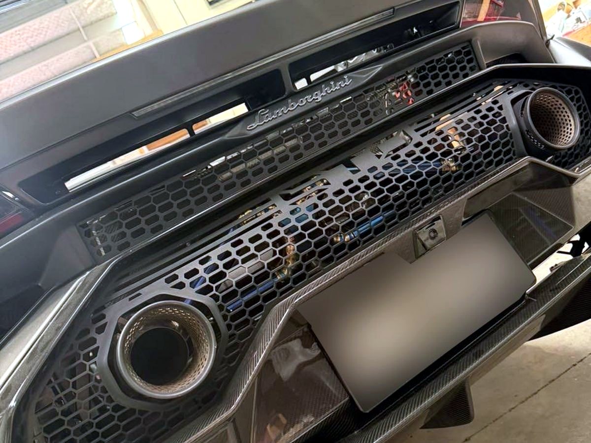 Lamborghini Huracan STO rear grille with OUCHI burnt titanium straight-pipe tips — customer installation