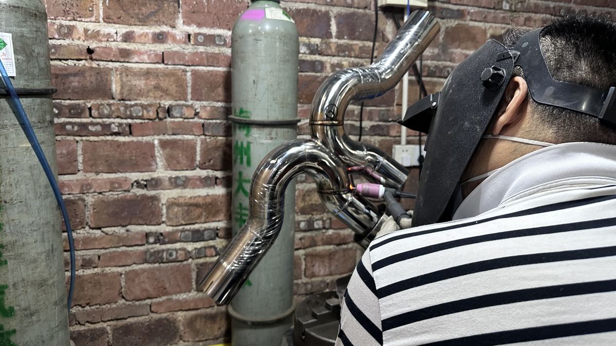 TIG welding the mirror-finished stainless header